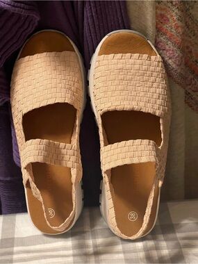 Bernie mev. Pink Woven Mary Jane Sandals
